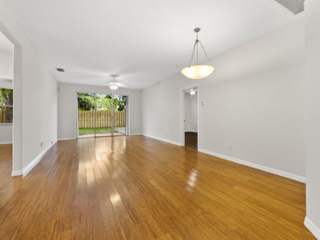 Продажа дома по адресу 4155 NW 1st Court - фото 6888264