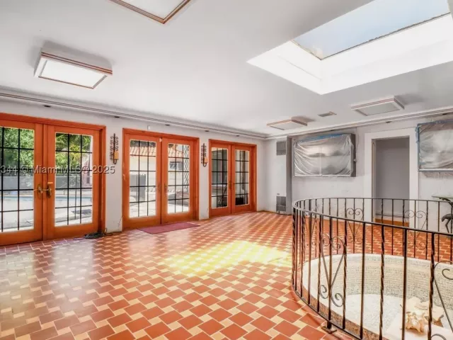 Продажа дома по адресу 5900 NE 5th Ave - фото 8866483