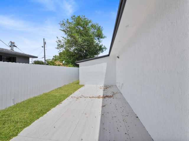 Продажа дома по адресу 860 NW 70th Street - фото 6400095