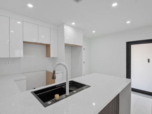 Продажа дома по адресу 860 NW 70th Street - фото 6400103