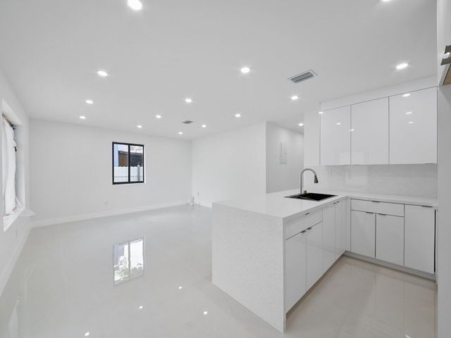 Продажа дома по адресу 860 NW 70th Street - фото 6400106