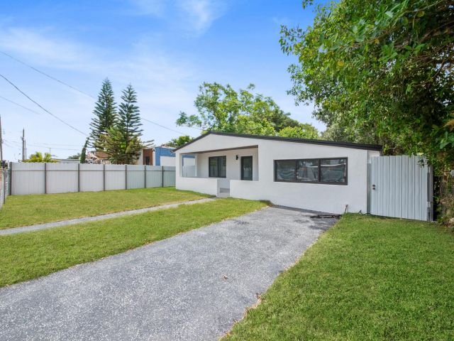 Продажа дома по адресу 860 NW 70th Street - фото 6400110