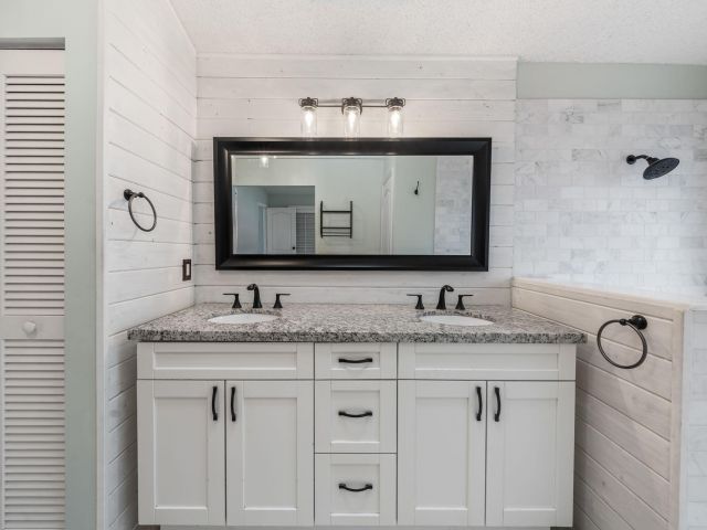 Продажа дома по адресу 9190 Heathridge Drive - фото 6399266