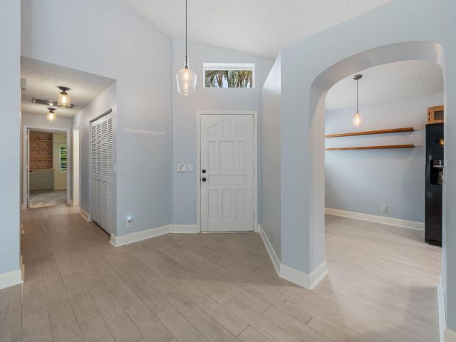 Продажа дома по адресу 9190 Heathridge Drive - фото 6399270