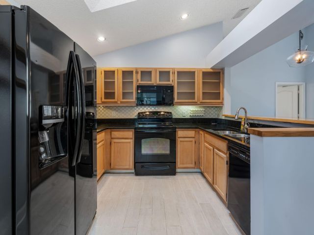 Продажа дома по адресу 9190 Heathridge Drive - фото 6399271