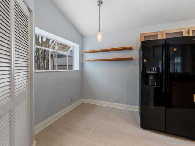 Продажа дома по адресу 9190 Heathridge Drive - фото 6399272