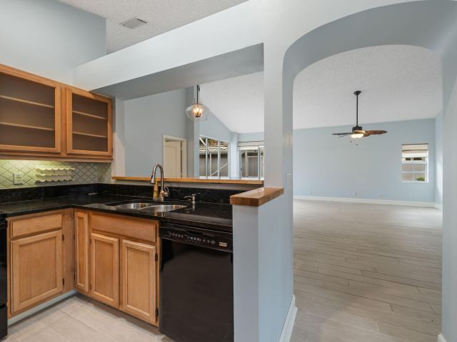 Продажа дома по адресу 9190 Heathridge Drive - фото 6399273