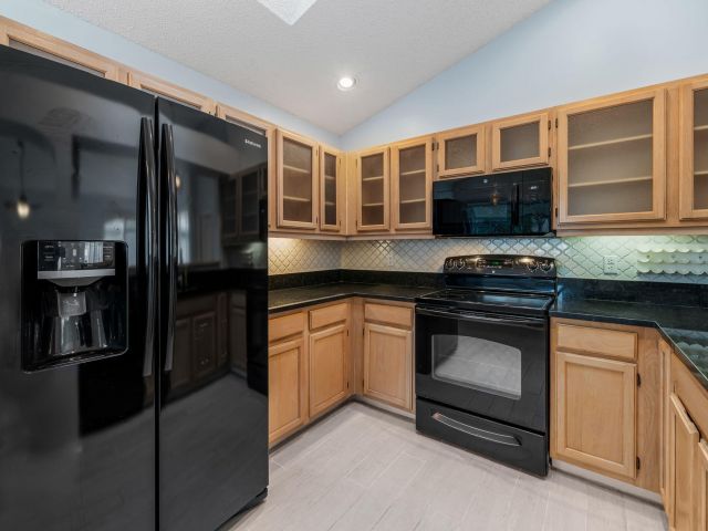 Продажа дома по адресу 9190 Heathridge Drive - фото 6399274