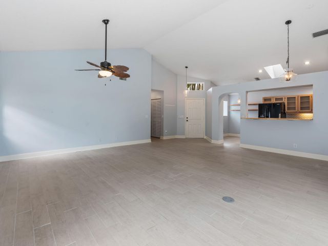 Продажа дома по адресу 9190 Heathridge Drive - фото 6399276