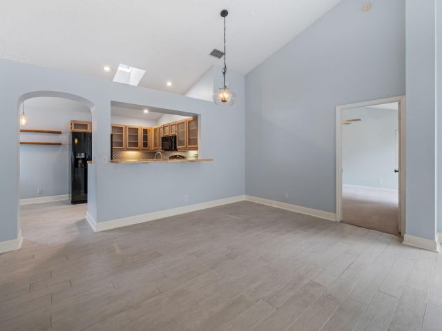 Продажа дома по адресу 9190 Heathridge Drive - фото 6399277