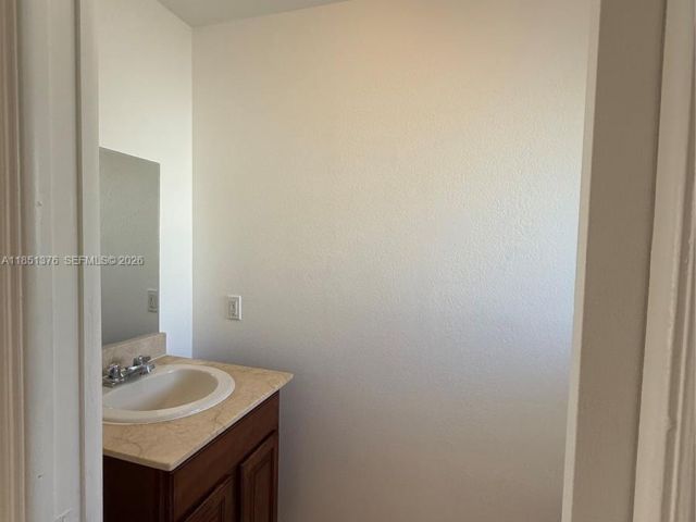 Дом в аренду по адресу 1540 NW 45th St 1-4 - фото 7450637