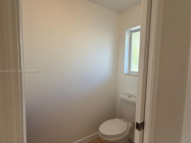 Дом в аренду по адресу 1540 NW 45th St 1-4 - фото 7450638