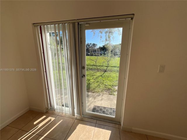 Дом в аренду по адресу 1540 NW 45th St 1-4 - фото 7450645