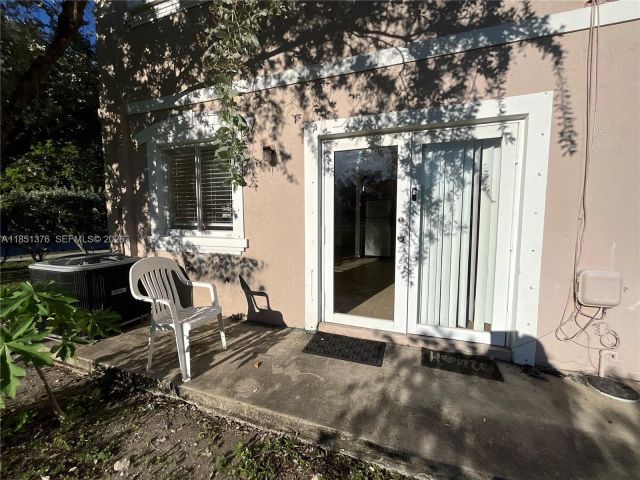 Дом в аренду по адресу 1540 NW 45th St 1-4 - фото 7450646