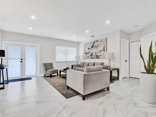 Продажа дома по адресу 6470 SW 27th St - фото 7441359