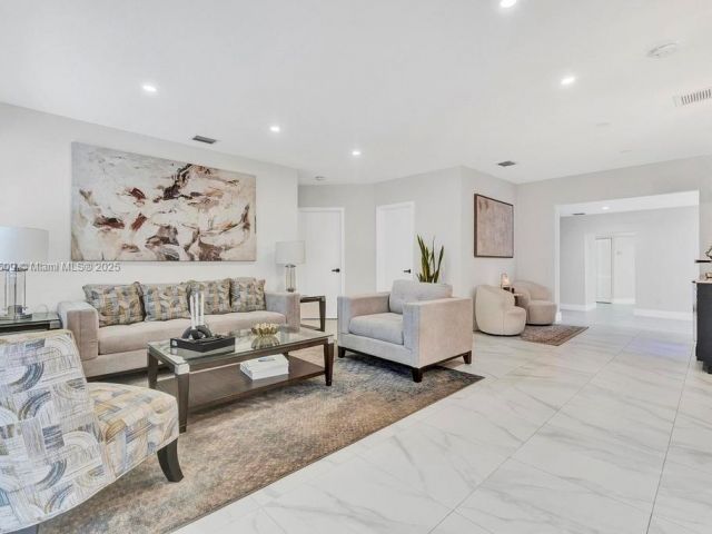 Продажа дома по адресу 6470 SW 27th St - фото 7441360