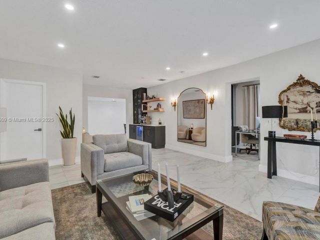 Продажа дома по адресу 6470 SW 27th St - фото 7441361