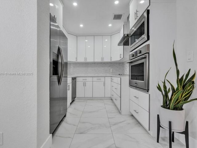 Продажа дома по адресу 6470 SW 27th St - фото 7441363