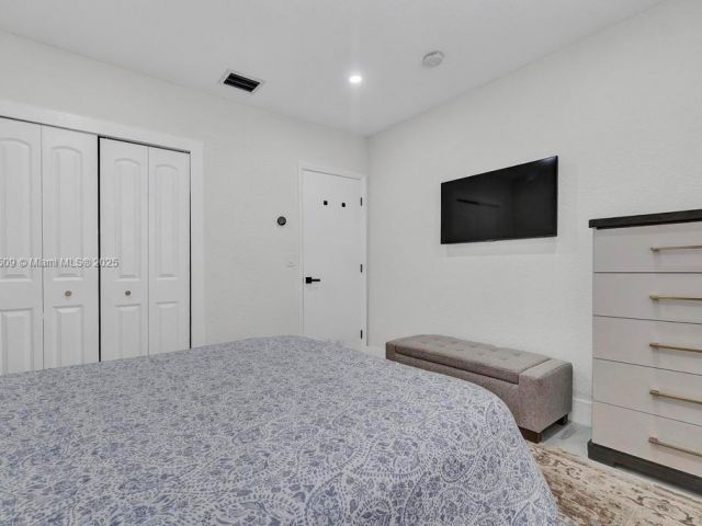 Продажа дома по адресу 6470 SW 27th St - фото 7441368