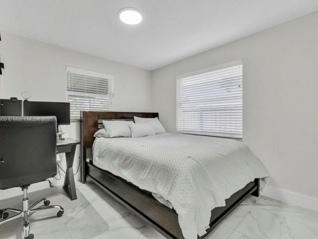 Продажа дома по адресу 6470 SW 27th St - фото 7441372