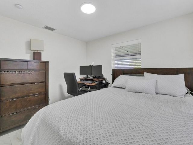 Продажа дома по адресу 6470 SW 27th St - фото 7441373