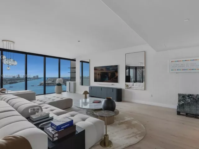 Продажа квартиры #2402 - фото 6409125