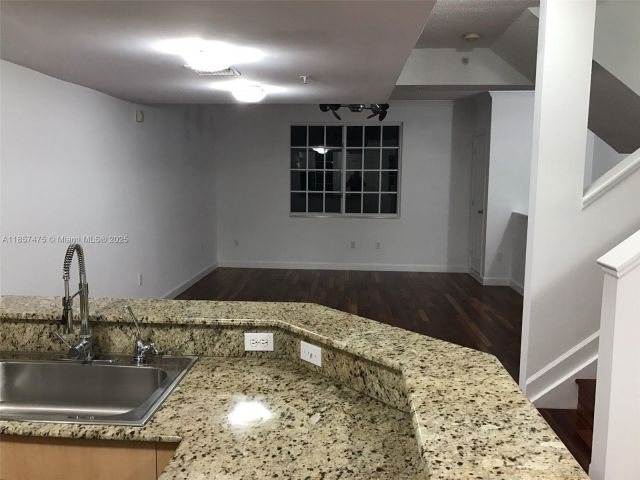 Продажа дома по адресу 2821 NE 185th St 408 - фото 6426618