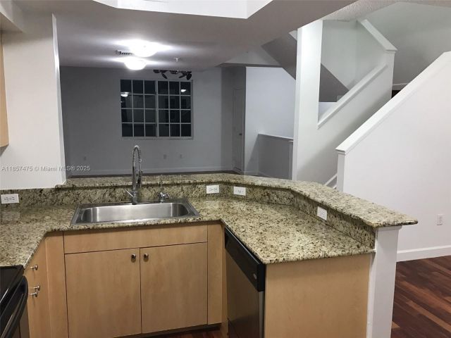 Продажа дома по адресу 2821 NE 185th St 408 - фото 6426621