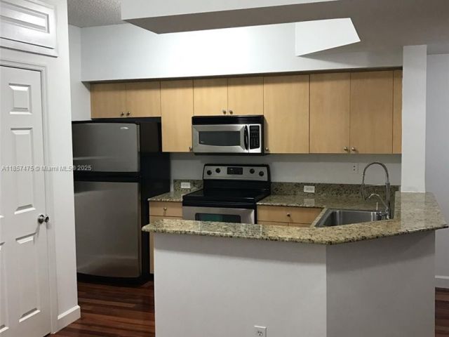 Продажа дома по адресу 2821 NE 185th St 408 - фото 6426622