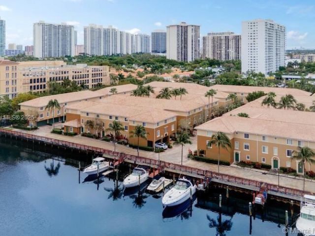 Продажа дома по адресу 2811 NE 185th St 801 - фото 6426605