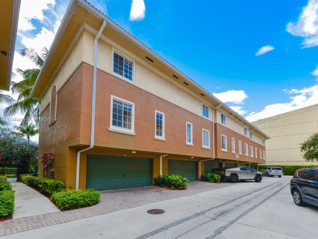 Продажа дома по адресу 2811 NE 185th St 801 - фото 6426607