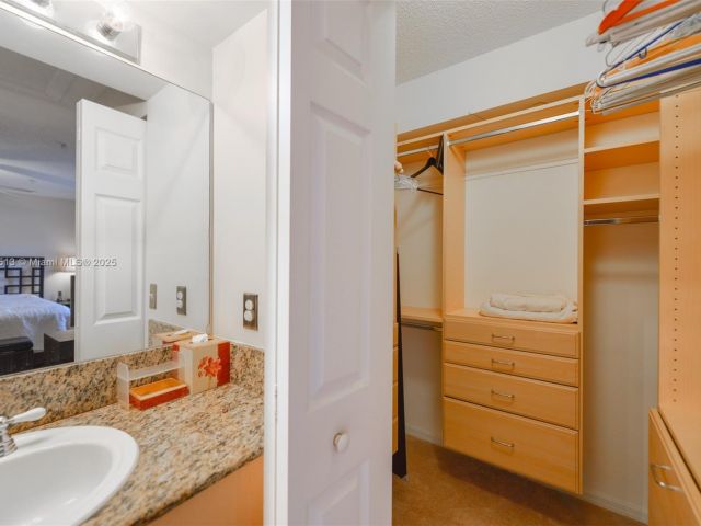 Продажа дома по адресу 2811 NE 185th St 801 - фото 6480601