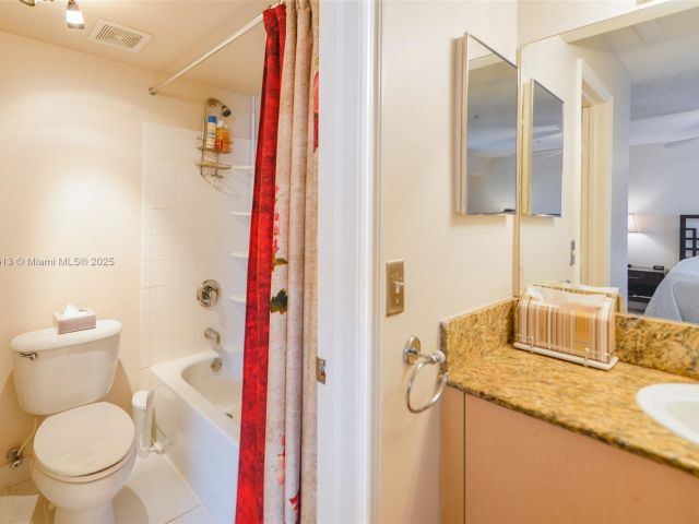 Продажа дома по адресу 2811 NE 185th St 801 - фото 6480602