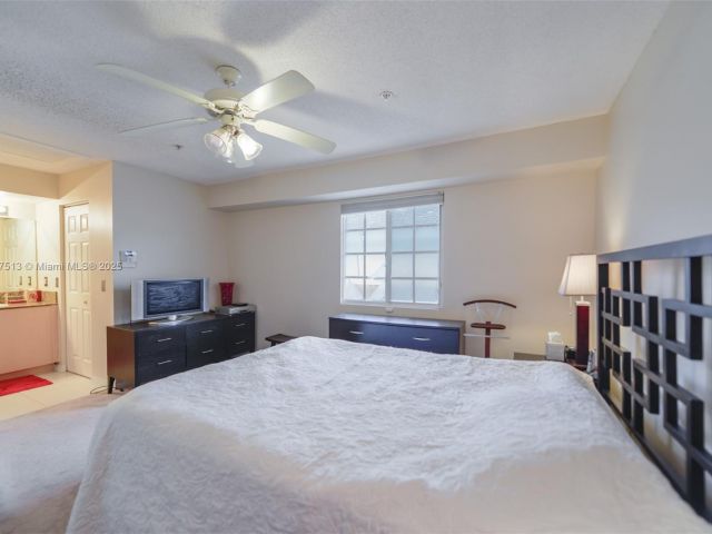 Продажа дома по адресу 2811 NE 185th St 801 - фото 6480604