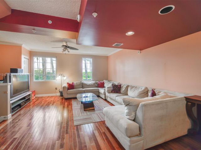 Продажа дома по адресу 2811 NE 185th St 801 - фото 6480614