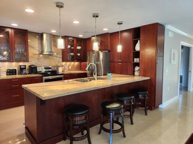 Дом в аренду по адресу 3250 Lakeview Boulevard - фото 6425240