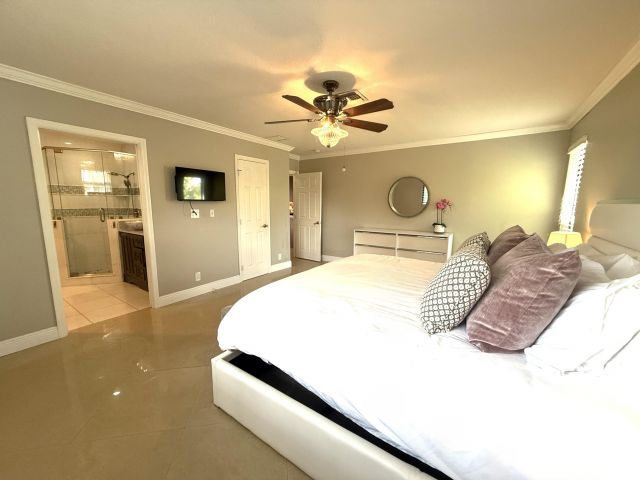 Дом в аренду по адресу 3250 Lakeview Boulevard - фото 6488691