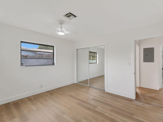 Продажа дома по адресу 5341 NE 17th Terrace - фото 6453844