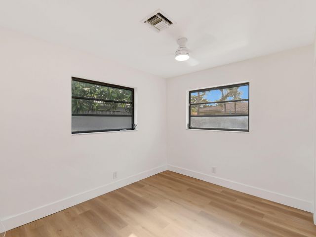 Продажа дома по адресу 5341 NE 17th Terrace - фото 6453845