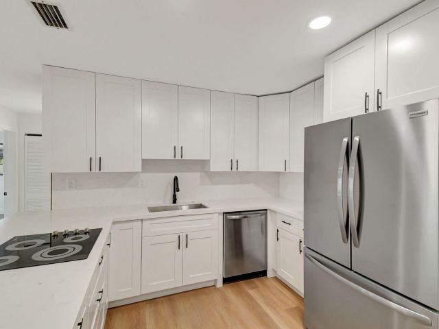 Продажа дома по адресу 5341 NE 17th Terrace - фото 6453856