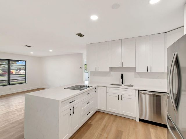 Продажа дома по адресу 5341 NE 17th Terrace - фото 6453857