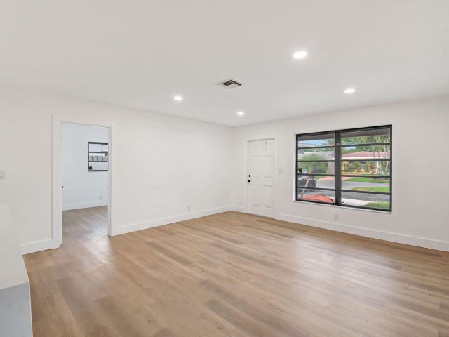 Продажа дома по адресу 5341 NE 17th Terrace - фото 6453858