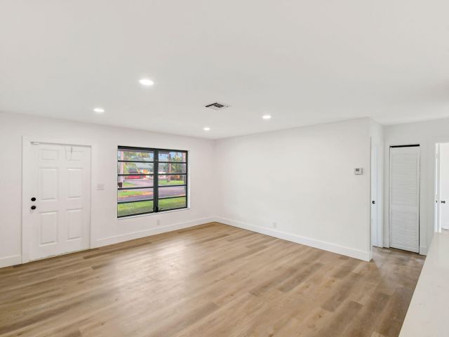 Продажа дома по адресу 5341 NE 17th Terrace - фото 6453859