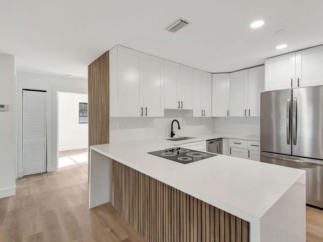 Продажа дома по адресу 5341 NE 17th Terrace - фото 6453861