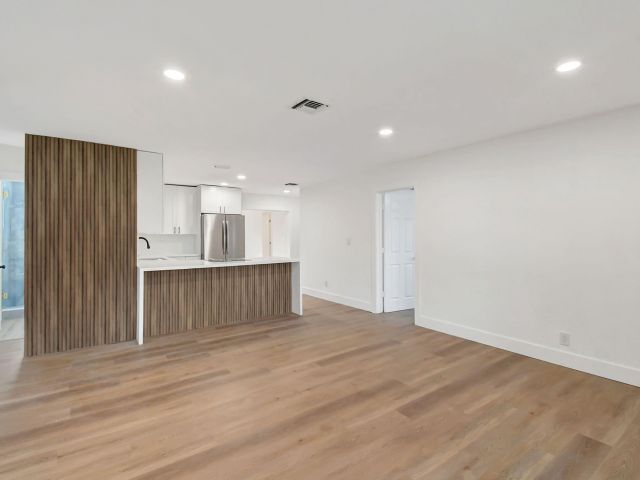 Продажа дома по адресу 5341 NE 17th Terrace - фото 6453862