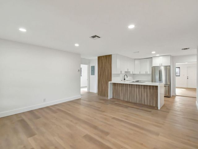 Продажа дома по адресу 5341 NE 17th Terrace - фото 6453863