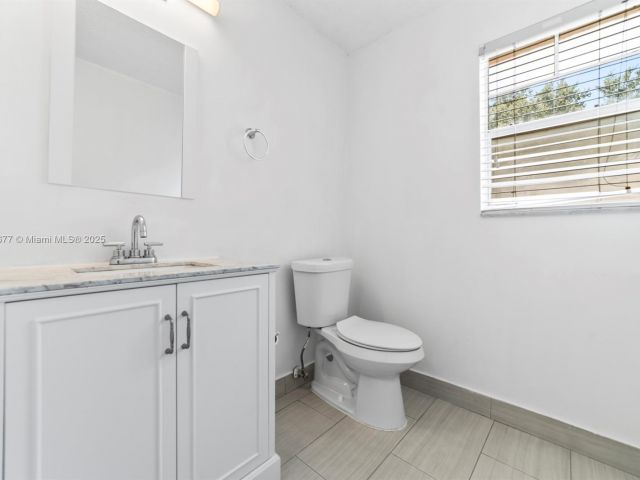 Дом в аренду по адресу 3358 NW 198th Ter - фото 7456297