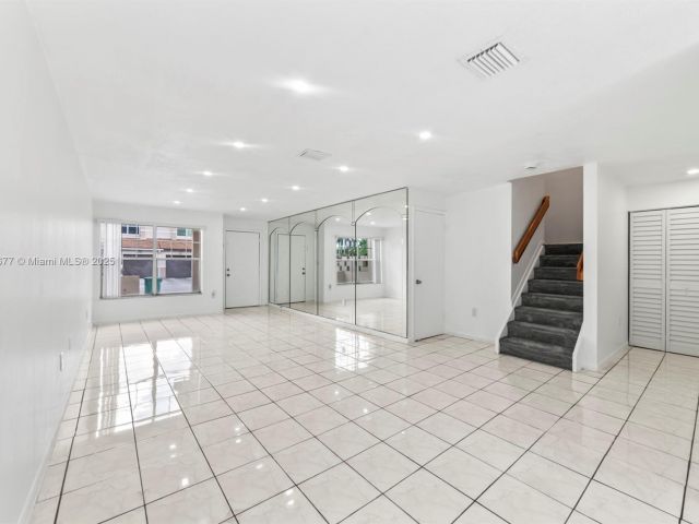 Дом в аренду по адресу 3358 NW 198th Ter - фото 7456303