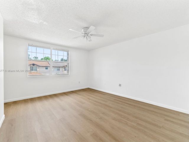 Дом в аренду по адресу 3358 NW 198th Ter - фото 7456307