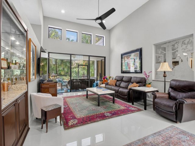 Продажа дома по адресу 2423 NW 63rd Street - фото 6437648